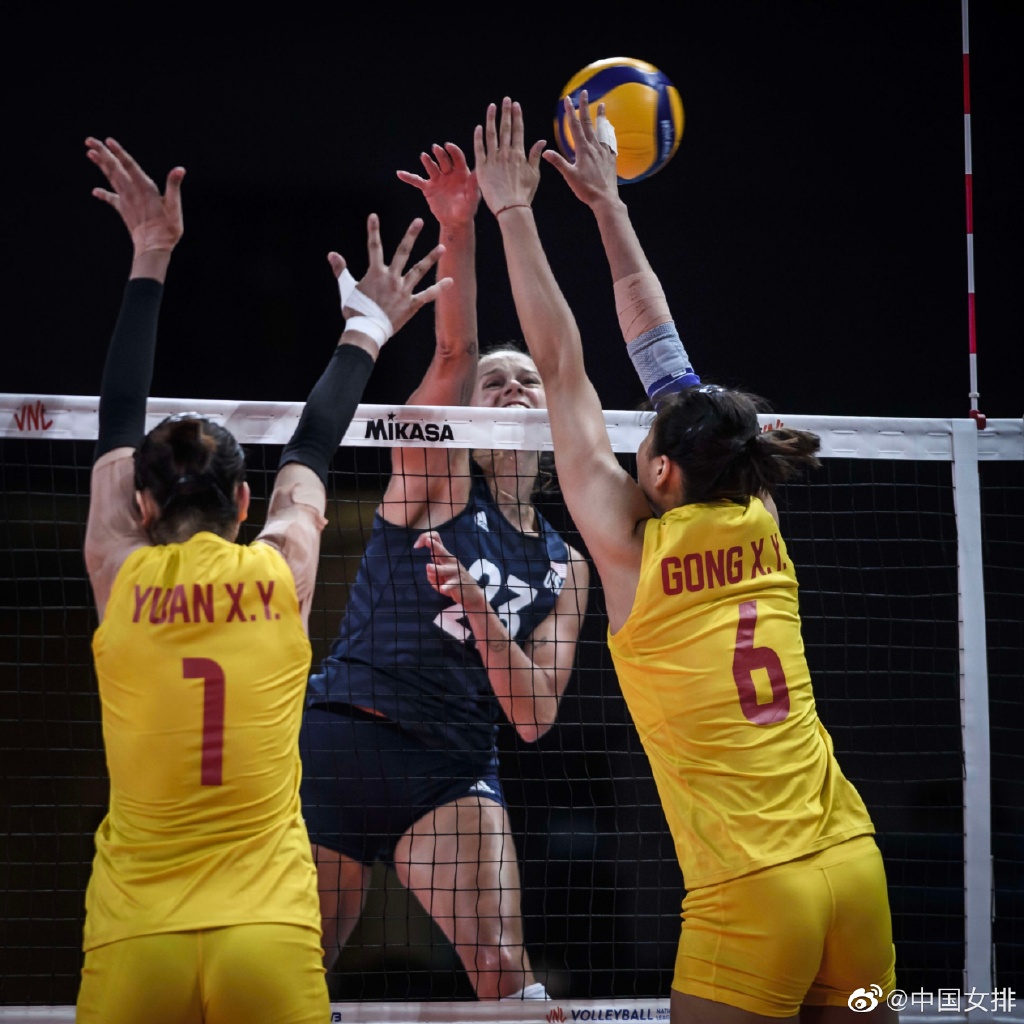 中国女排在比赛中拦网.
