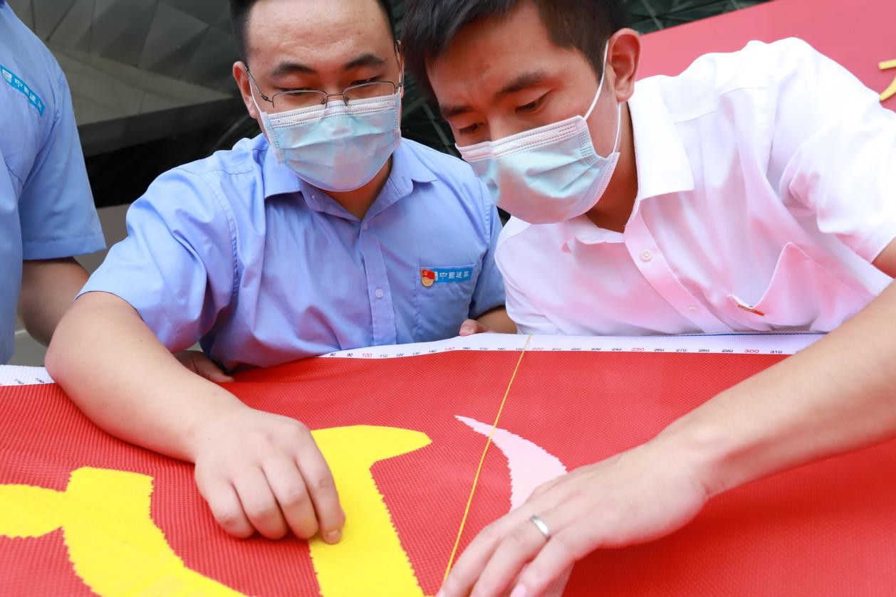 中建二局三公司党旗在心中飘扬同心接力绣党旗活动走进深圳