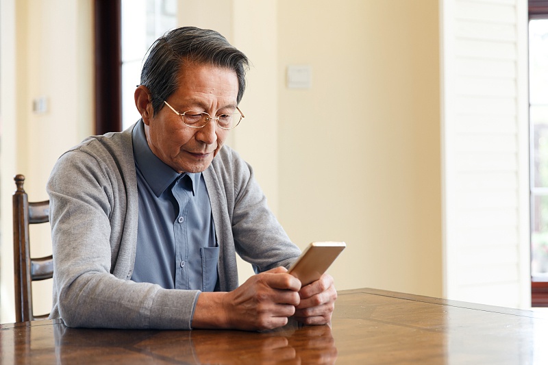 网瘾老人凌晨2点追直播我们拿什么跟手机抢父母