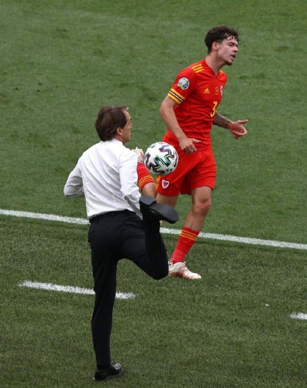 曼奇尼还在场边秀起了脚法。