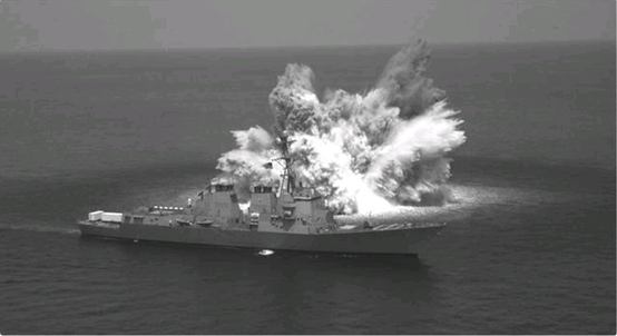 接受全舰冲击试验的“阿利·伯克”级驱逐舰
