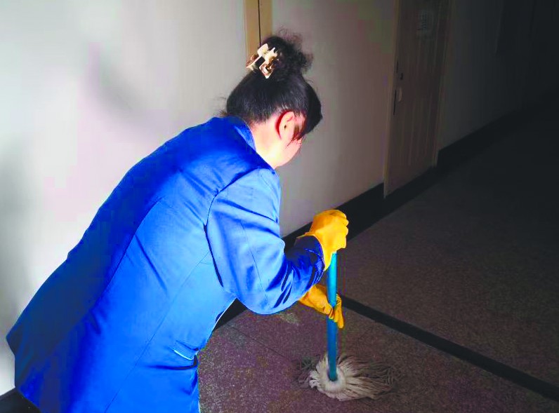 离职前,保洁员将工资捐给贫困大学生