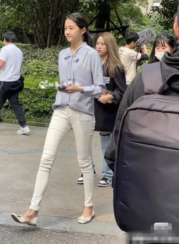 张一山关晓彤《曾少年》路透曝光 网友:两个人好有少年感!