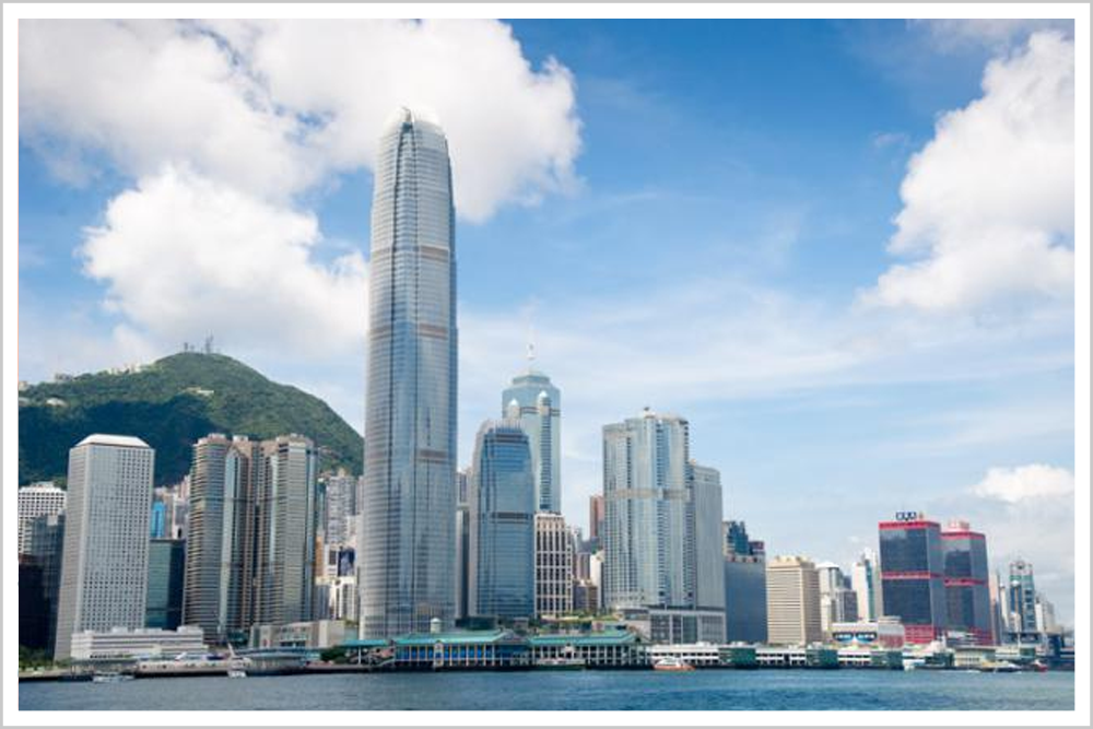 每年坐地收租200亿,身家相当于十个老干妈|香港_新浪新闻