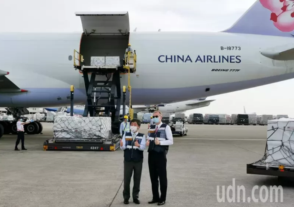 美国赠送250万剂莫德纳疫苗20日抵桃园机场，台湾地区流行疫情指挥中心指挥官陈时中（右）与AIT台北办事处处长郦英杰（左）到机坪迎接。图自联合新闻网