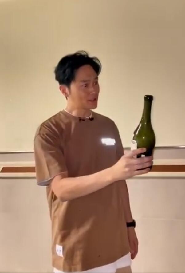 袁咏仪儿子魔童为张智霖准备父亲节惊喜一家三口幸福满满