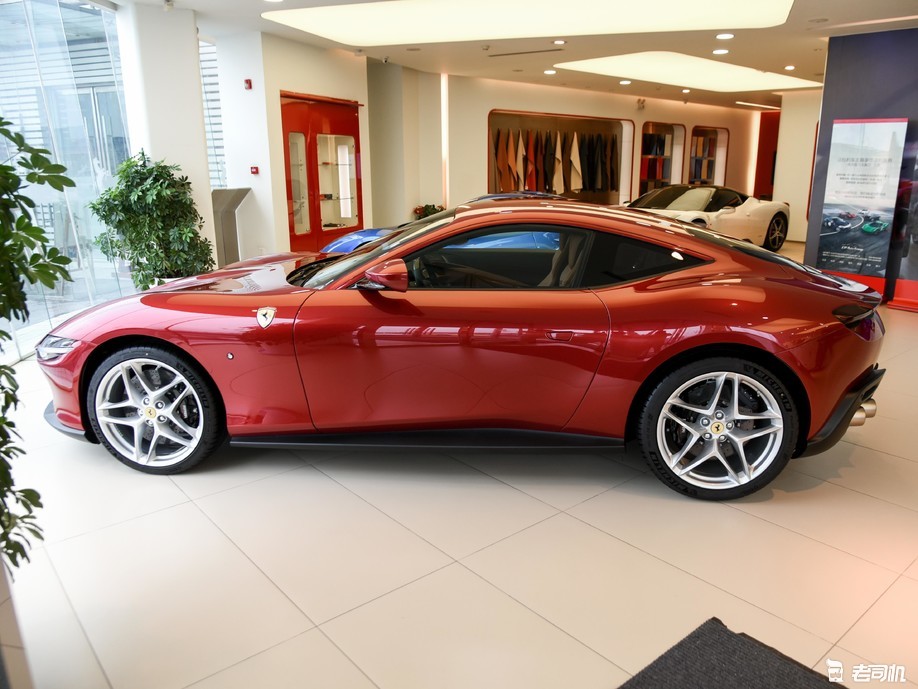 性能惊人小哥带你一起看法拉利roma