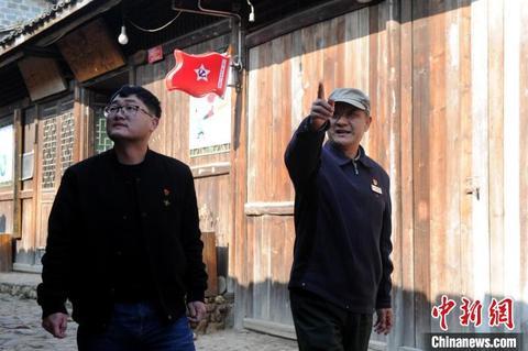 红军长征第一村：一对父子的义务红色讲解情缘休闲区蓝鸢梦想 - Www.slyday.coM