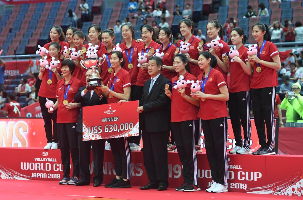 （图为2019年9月，中国队在女排世界杯上11连胜，最终捧得冠军奖杯）