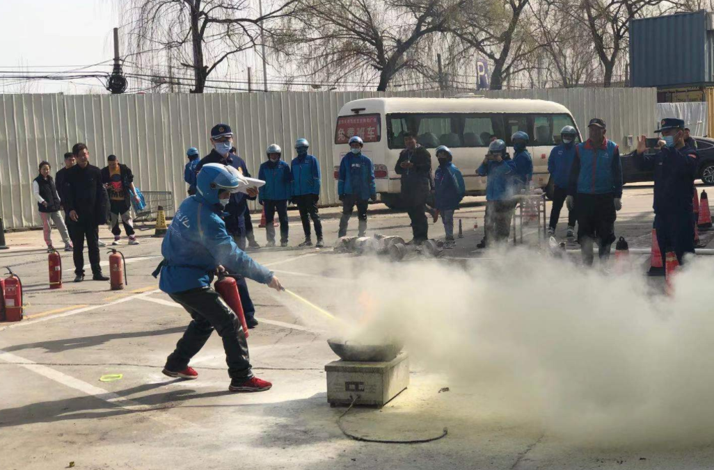 学以致用！外卖小哥帮快递小哥灭火，视频记录下这一幕休闲区蓝鸢梦想 - Www.slyday.coM
