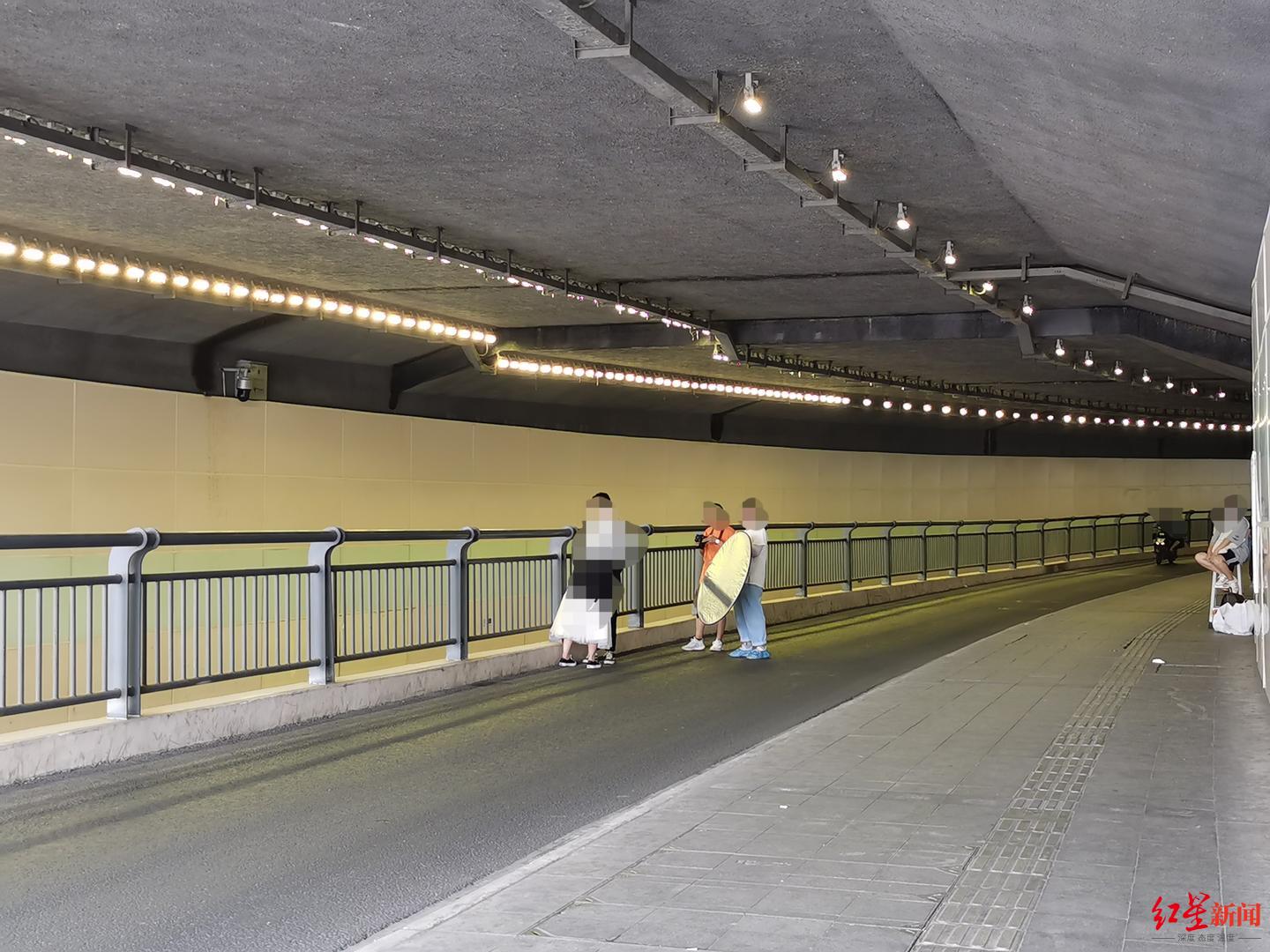 "她爱人晚上八点半有跑步的习惯,"那个时间段里,也经常看到隧道里拍