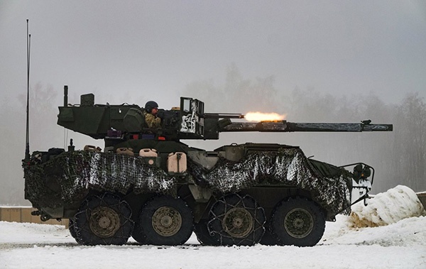 参加冬季演习的m1128型105毫米轮式突击炮.
