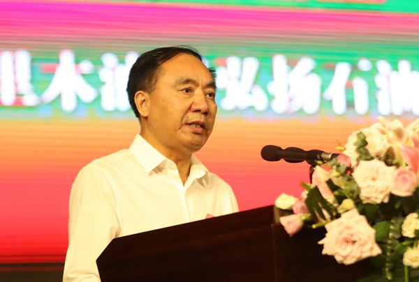 塔里木油田公司党工委书记,总经理杨学文在报告会上发言.