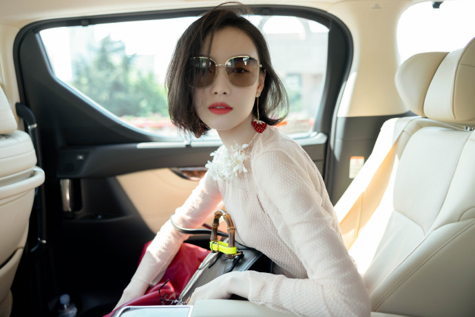倪妮车内墨镜大片曝光 温柔知性慵懒自在