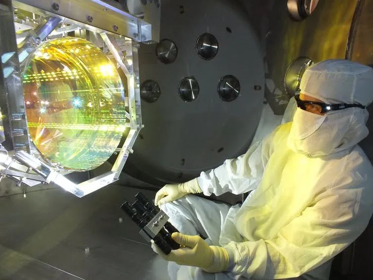  被“冷却”的四面反射镜之一。| 图片来源：Matt Heintze / Caltech /MIT / LIGO Lab via The Conversation