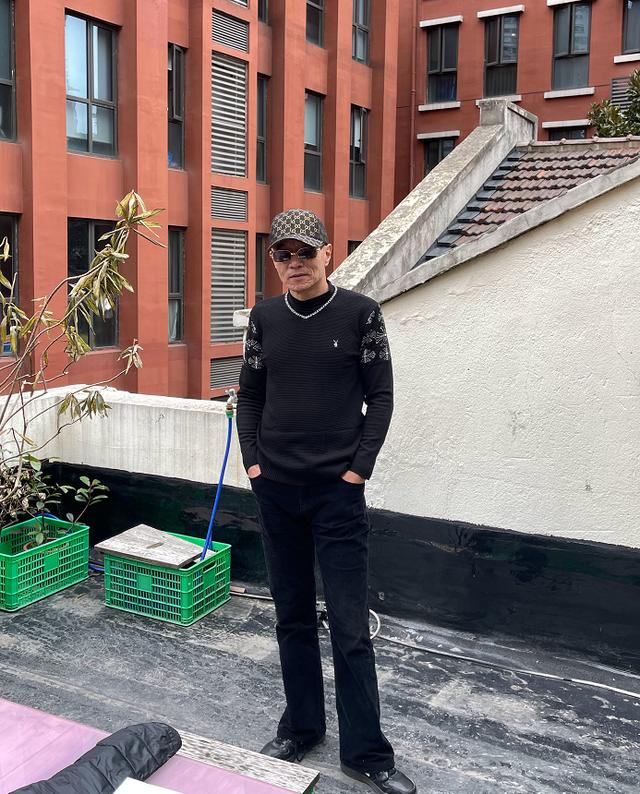 上海街头6,70岁的老大爷,爱穿大牌爱扮酷,比小伙子还时髦