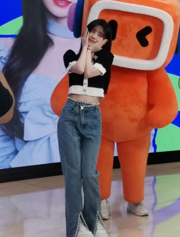 鞠婧祎扫楼照曝光,路人镜头下又甜又美,生图下的腰围我却看愣了