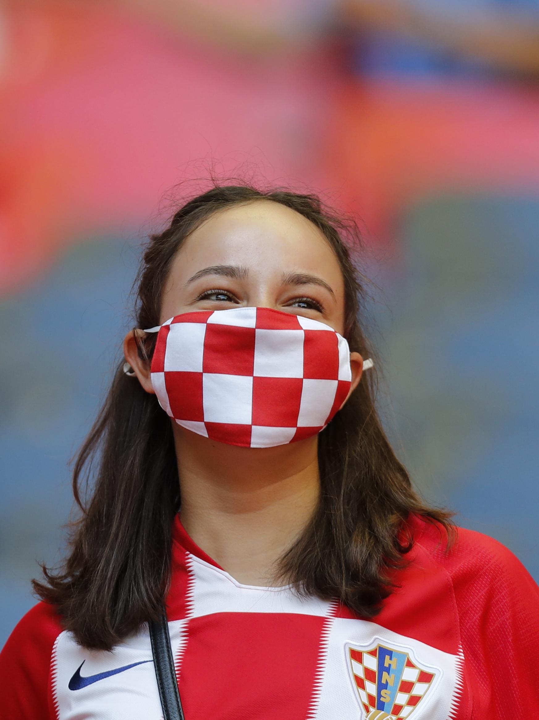 克罗地亚女球迷看球不忘防疫.图/新华社