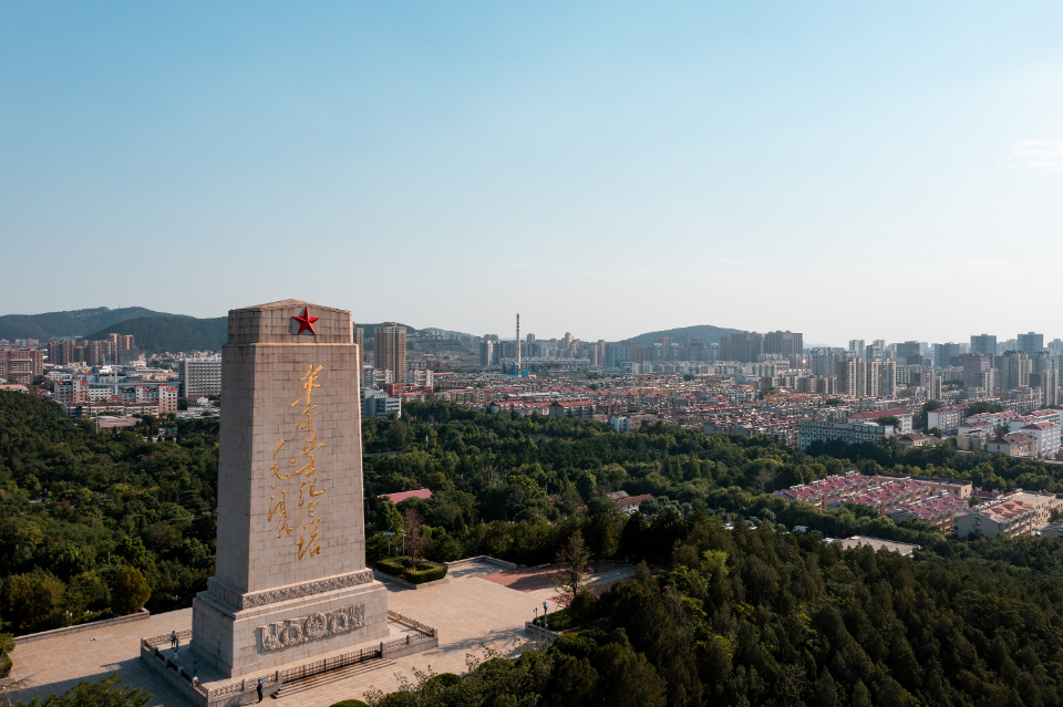 英雄山景区内的烈士陵园及济南战役纪念馆是济南著名的爱国主义教育