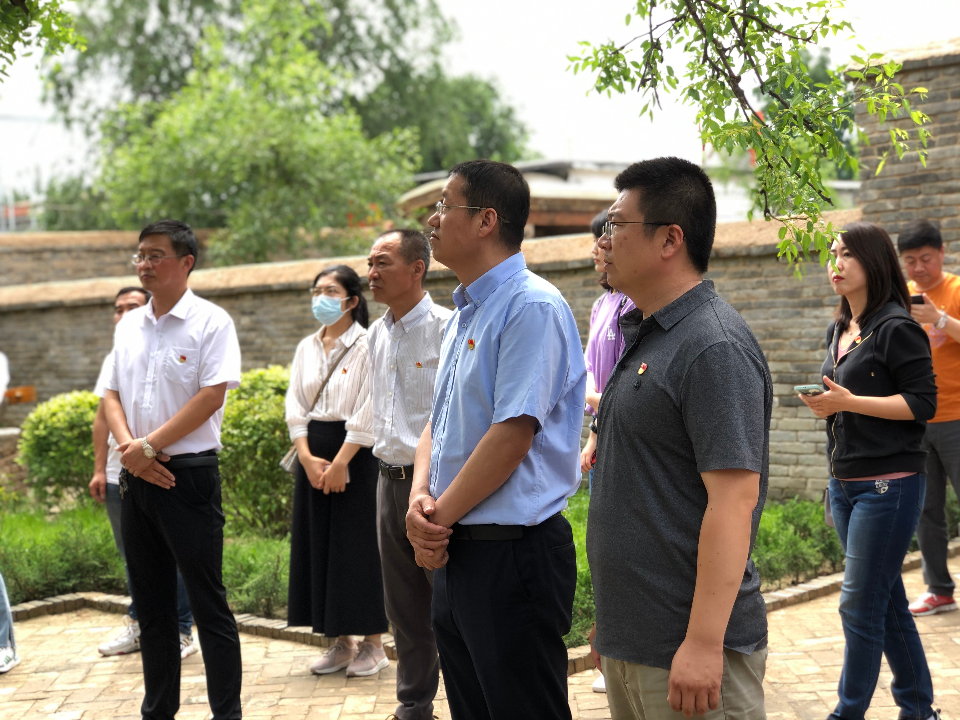 齐鲁报系经管党支部与梁堂镇政府机关党总支携手为老区群众办实事