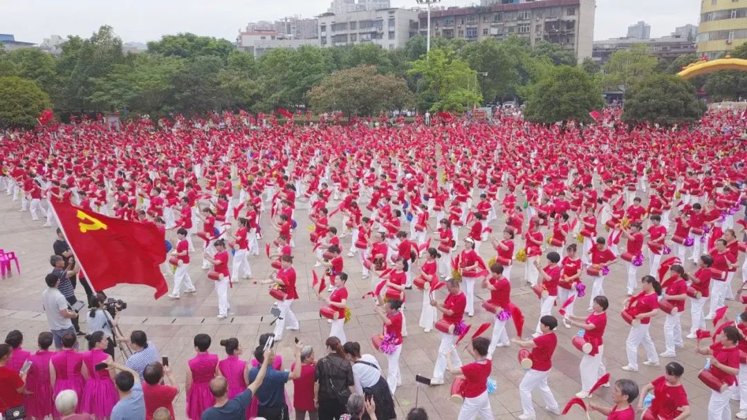 上千名幹部群眾歡聚一堂,載歌載舞,熱烈慶祝建黨100週年