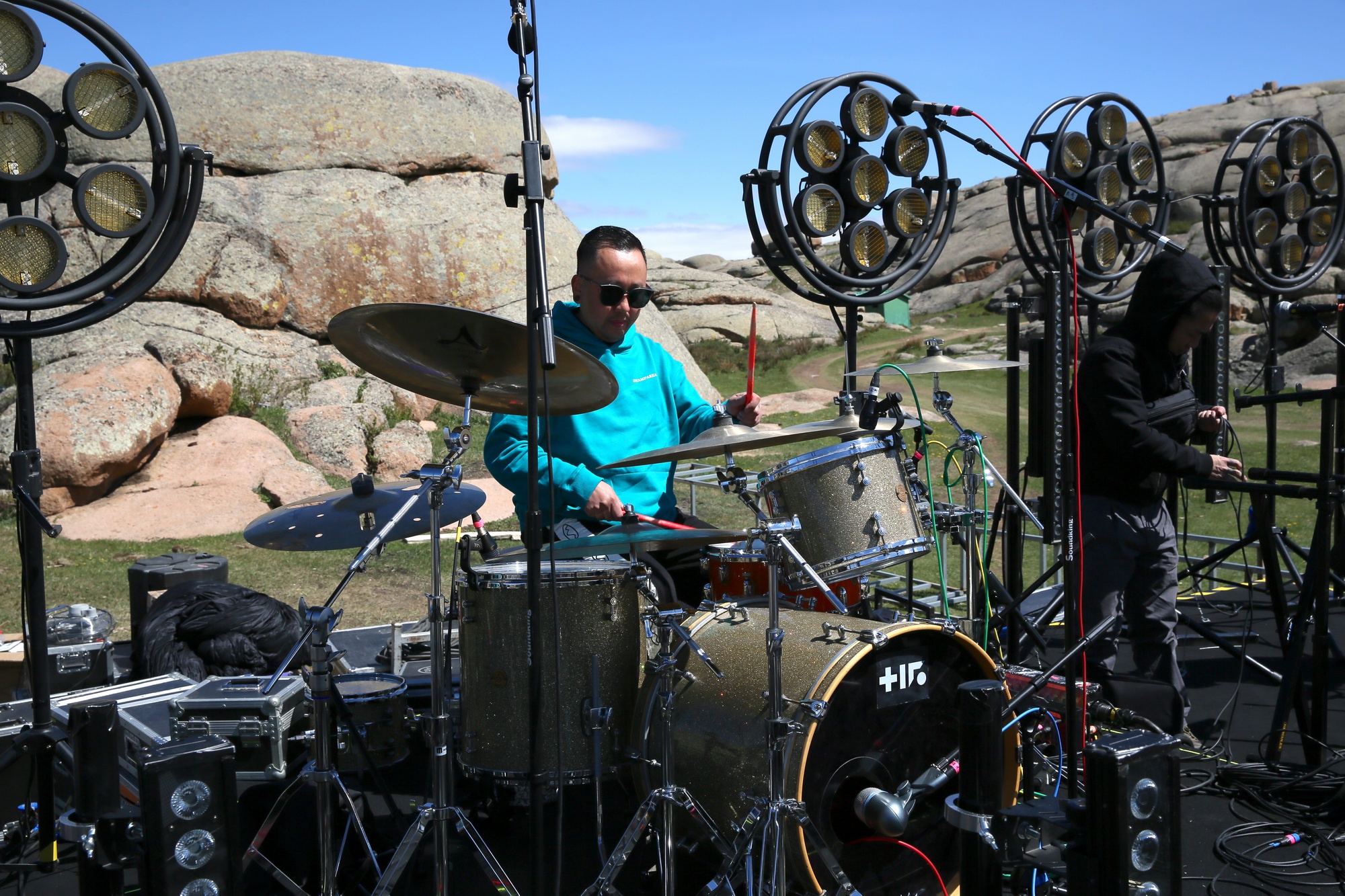 担心镲片被风吹飞的鼓手大伟
