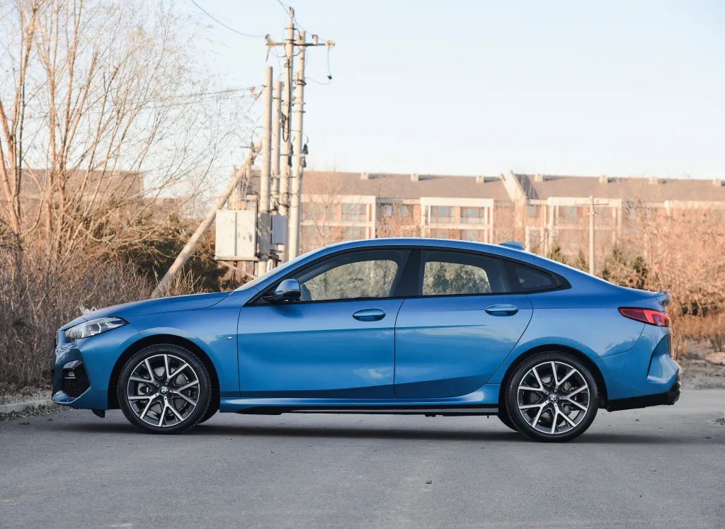 宝马最便宜的进口轿跑,全系2.0t价格比1系贵2万多,运动不输3系