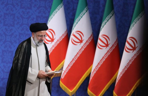 伊朗当选总统莱希21日在德黑兰出席记者会（法新社）