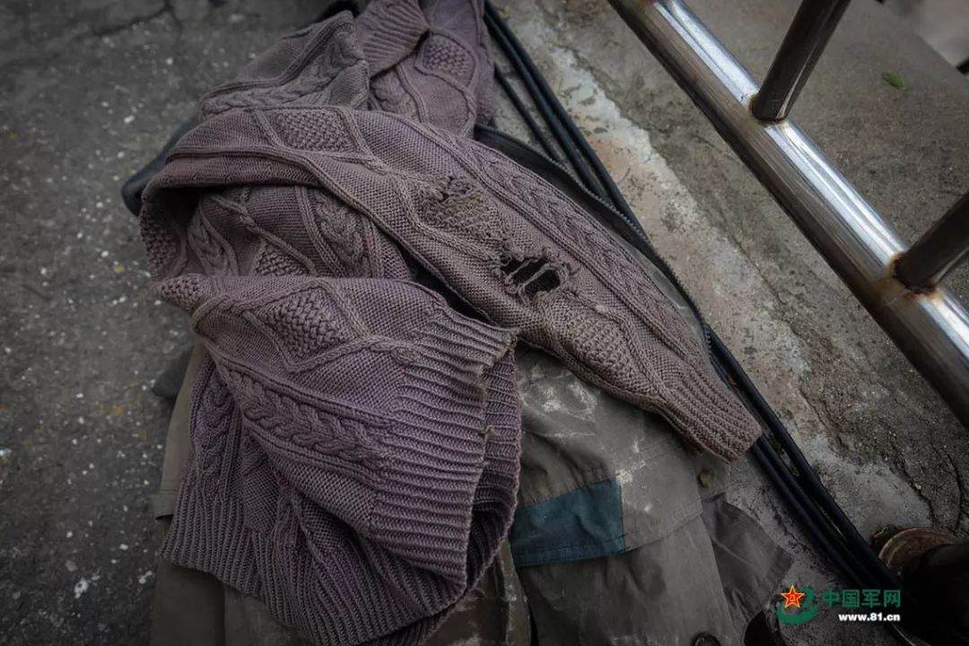 王继才穿过的毛衣,破了洞也舍不得扔.中国军网记者 冯开华 摄