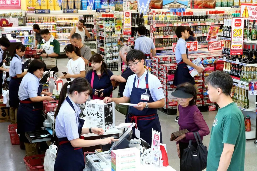 日本大学生兼职以服务业为主,在便利店,超市和餐厅打工的占多数(图源