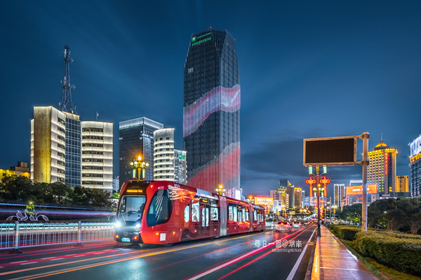 每日一图湖南株洲街头的一大亮色智轨电车