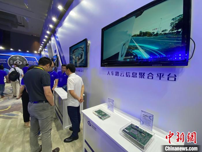 专家认为,三大国产车企巨头融合下,会激发出什么样的智能车技术,对中国的智能车产业影响深远。申冉 摄