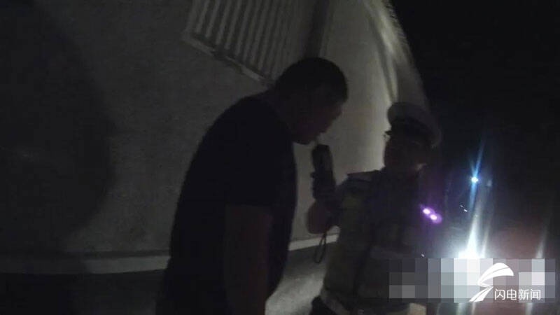 潍坊滨海：酒驾司机遇交警查车 加速逃窜后玩起“躲猫猫”休闲区蓝鸢梦想 - Www.slyday.coM