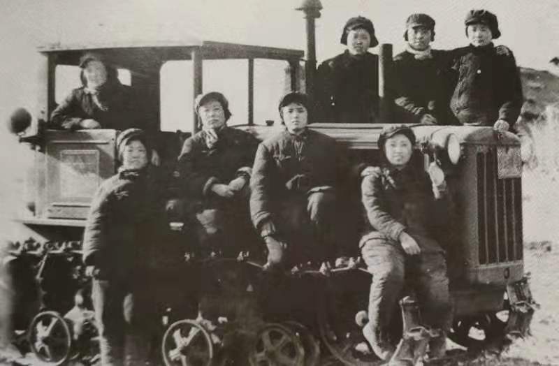 1952年，通北农场女拖拉机手留影，下排右一为刘瑛。受访者供图