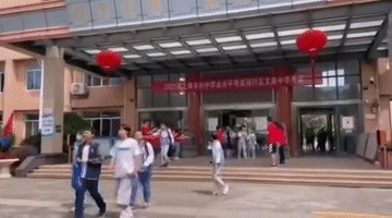 上海市文来中学初中部学生张研对着学校教学楼深深一拜。