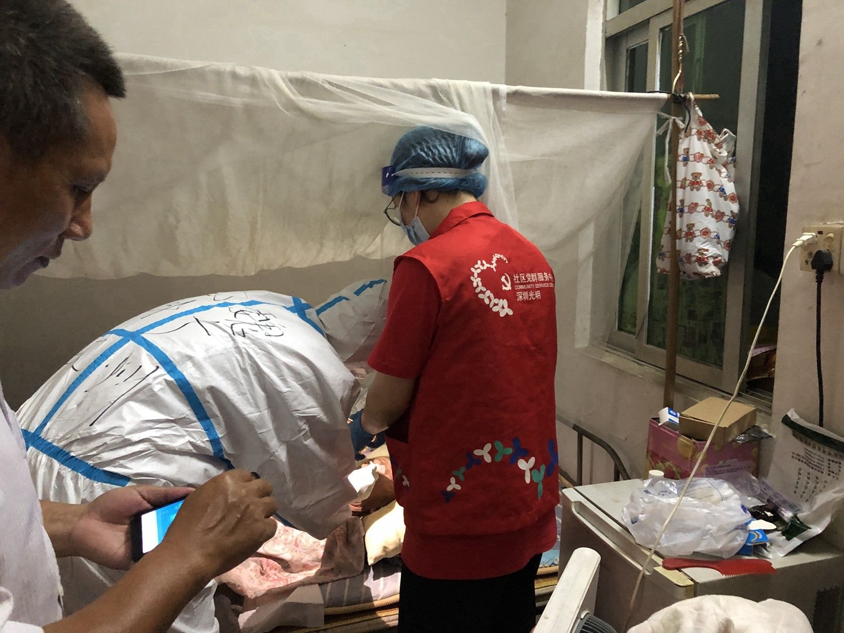 公明街道为行动不便等居民上门送检确保核酸检测应检尽检