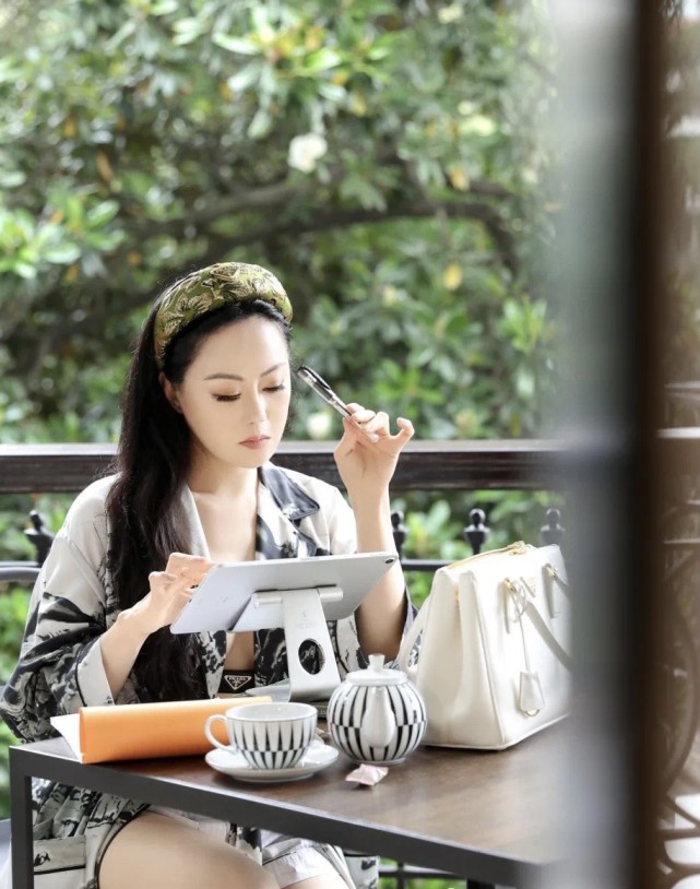 桃色女神章小蕙真不老58岁仍旧散发性感魅力近照养眼