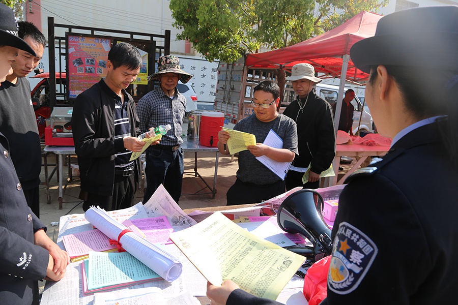 据了解,这是祥云县公安局第4次组织开展"地摊式"宣传活动,宣传小分队