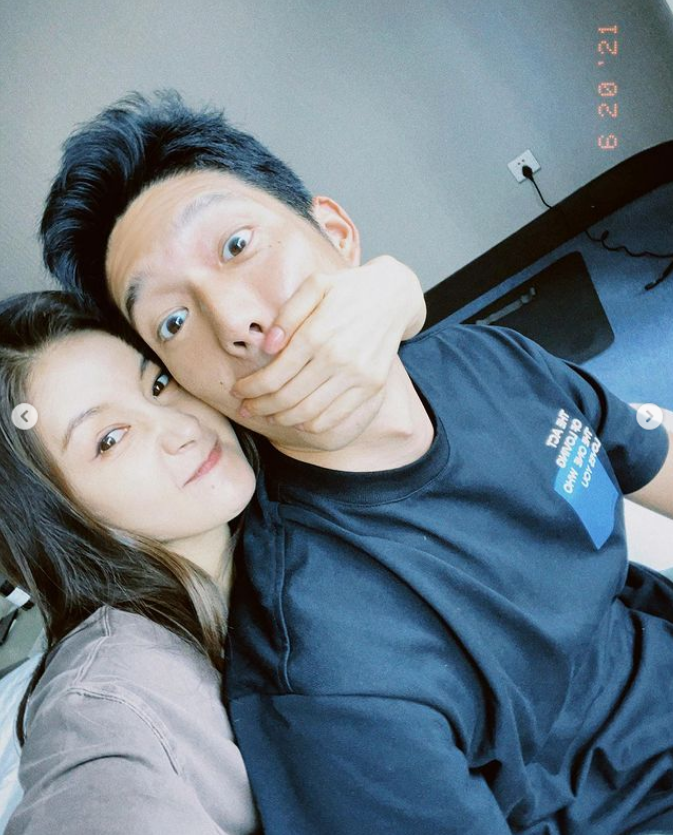 王子文与男友贴脸合照秀恩爱笑容灿烂好甜蜜