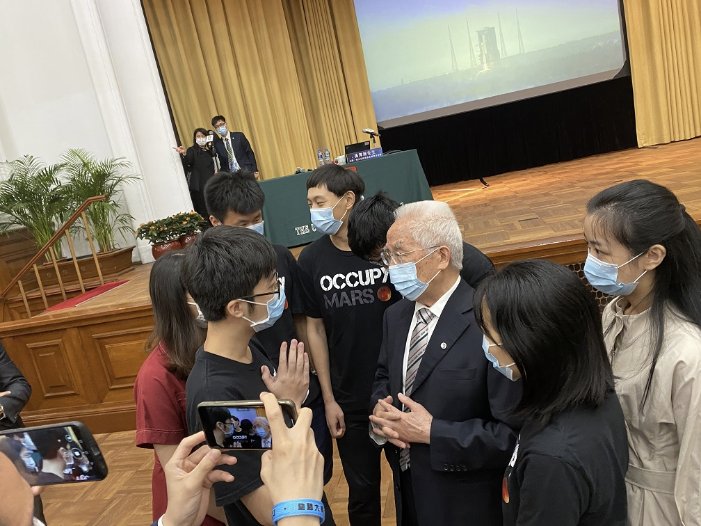 龙乐豪与学生交流。（图片来源：香港“橙新闻”）