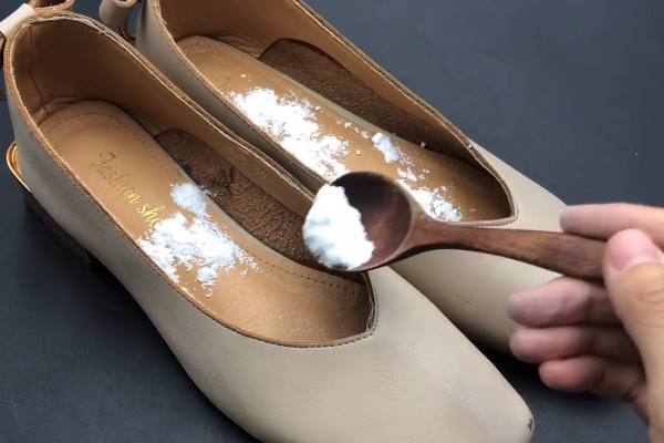 不管鞋子有多脏,在鞋里撒一把,臭味轻松清除,穿一天都没汗臭味