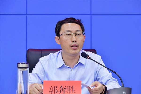 郭奔胜出席会议并讲话(中共忻州市委政法委 供图)