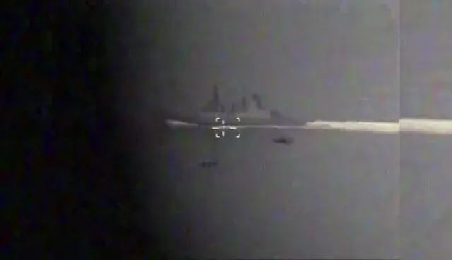 俄方公布的苏-24M飞越英国驱逐舰现场画面截图