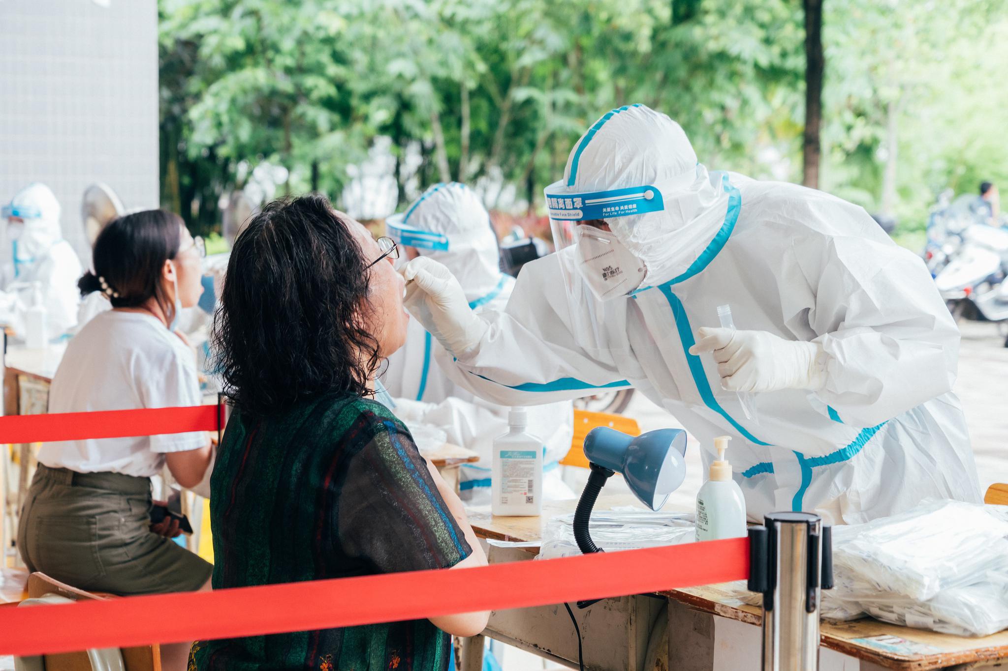 广州白云区,广东外语外贸大学开展新一轮核酸检测.图片来源:视觉中国