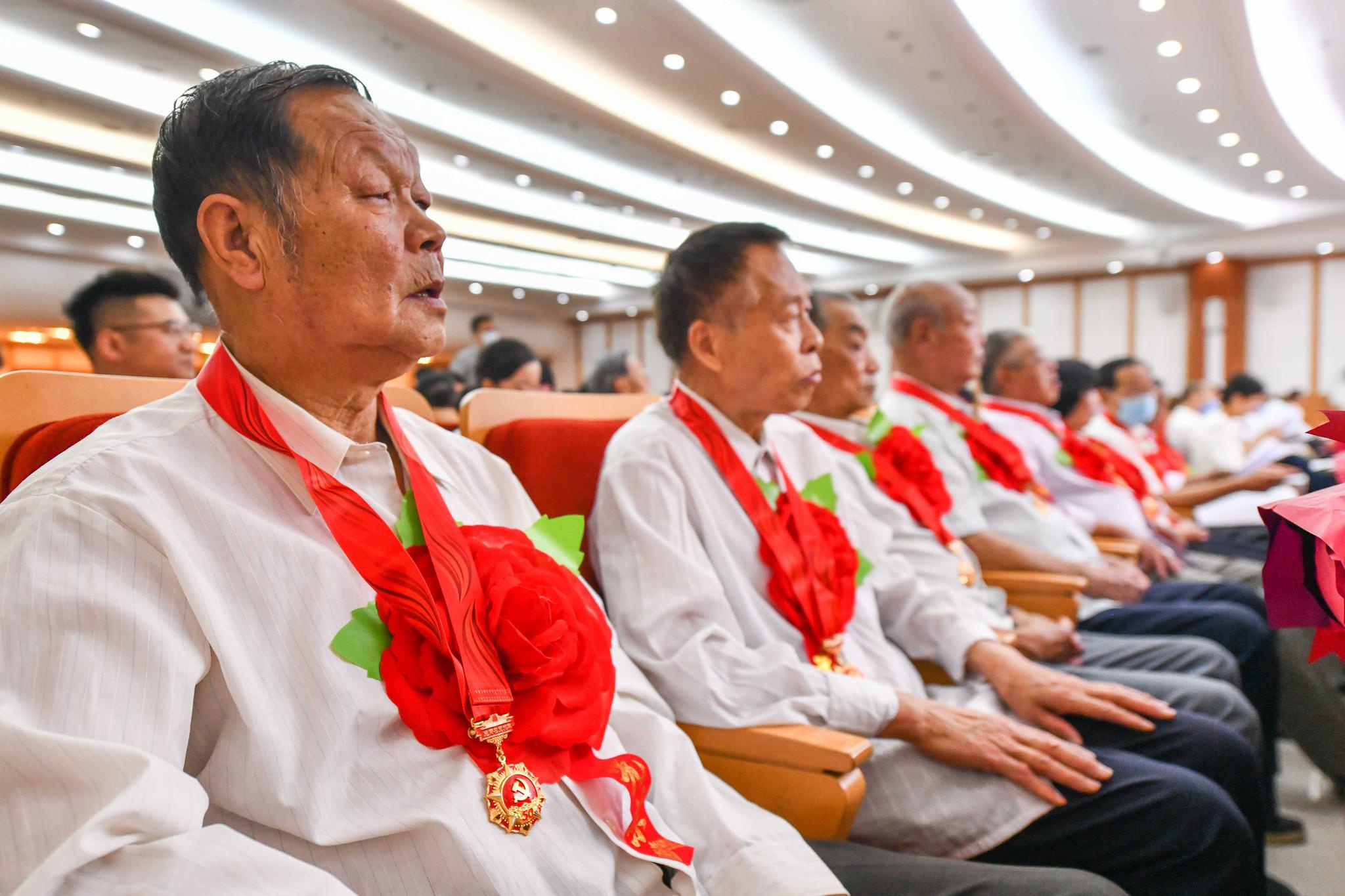 展现新时代党员风采!东城区召开"两优一先"表彰大会