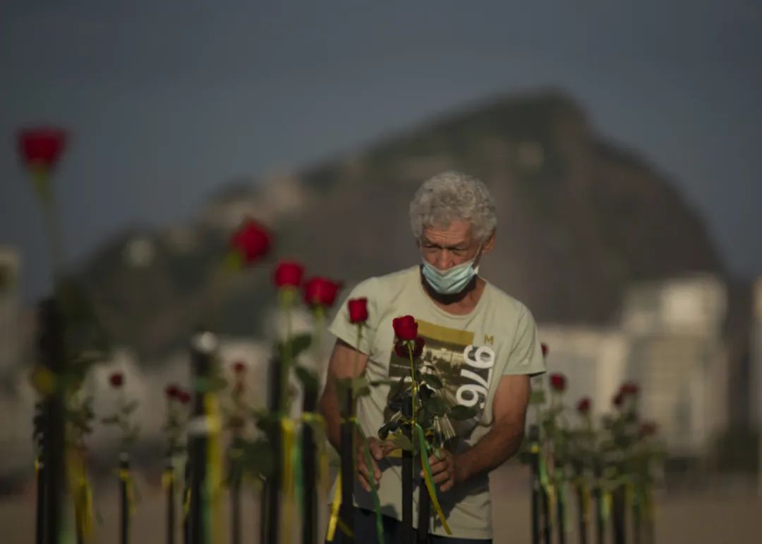 　　当地时间2021年6月20日，巴西里约，巴西新冠肺炎累计死亡病例突破50万，民众在科帕卡巴纳海滩上“种植玫瑰”，纪念新冠死难者。/ICphoto
