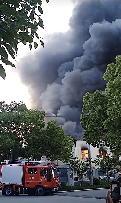 金山区环东一路一单位厂房起火 明火昨已被扑灭|火灾_新浪新闻