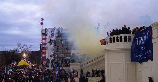 今年1月，美国警方向国会大厦外的人群施放催泪瓦斯 图自维基百科