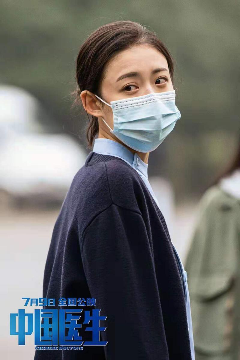 宋佳饰演的妇产科主任黄佳慧也坚守着各自的岗位,尽心尽力救治患者