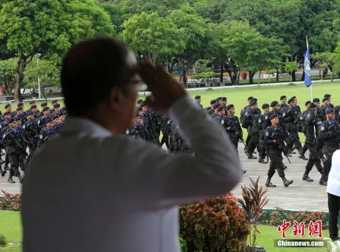 资料图:2016年6月27日,时任菲律宾总统阿基诺三世检阅军方仪仗队.